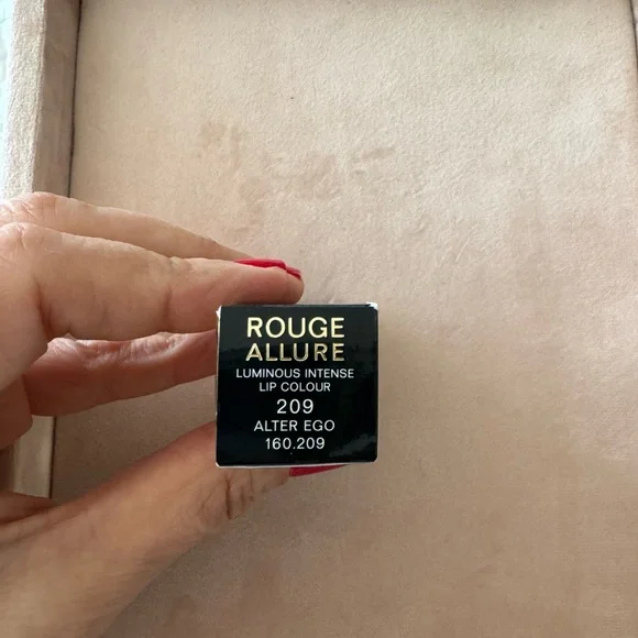 Chanel - Picture 2 of 4